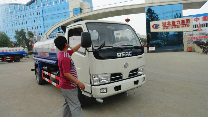 正在給5噸<a href=http://jswmsh.cn/ssc target=_blank class=infotextkey>灑水車</a>做出廠前準備