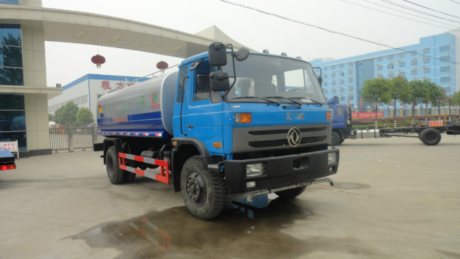 程力廠門(mén) 前的東風(fēng)153<a href=http://jswmsh.cn/ssc target=_blank class=infotextkey>灑水車(chē)</a>